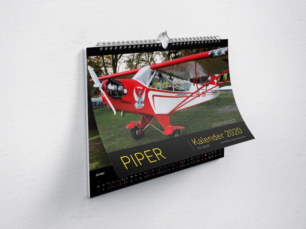 Piper-Kalender 2020, Rolf Wittorf, Piper PA-18, Prindesign, Kalender-Design, Grafik-Design, Andrea-Baitz, Grafikdesigner, Dessau, Raum Magdeburg, Leipzig, Halle, Berlin, Dresden, Erfurt, Hannover, Sachsen-Anhalt